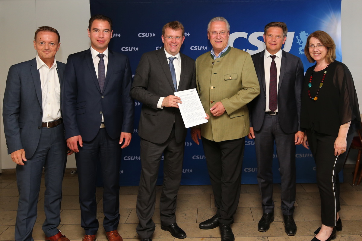 Der Minister und die Mandatstrger verabschieden das Positionspapier